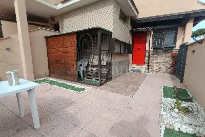 casa indipendente in vendita a Fiumicino in zona Isola Sacra