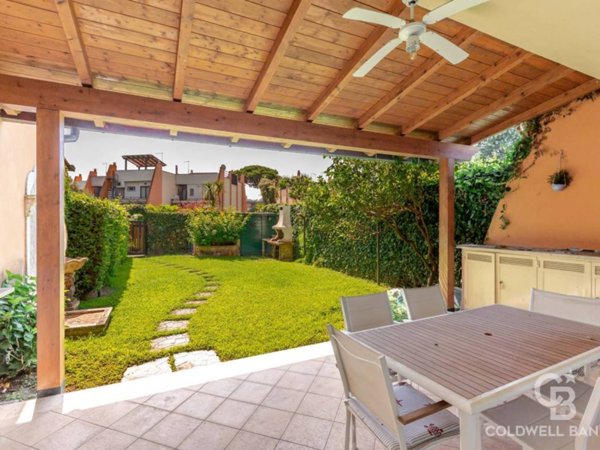 casa indipendente in vendita a Fiumicino in zona Fregene