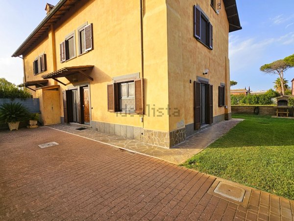 casa indipendente in vendita a Fiumicino in zona Isola Sacra