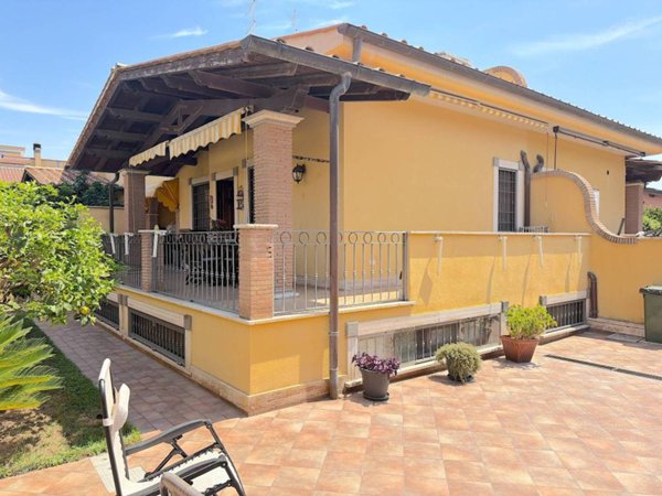 casa indipendente in vendita a Fiumicino in zona Isola Sacra