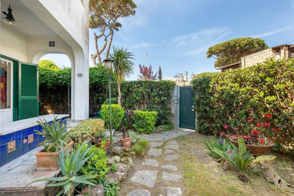 casa indipendente in vendita a Fiumicino in zona Fregene