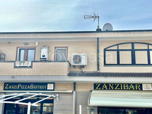 negozio in vendita a Fiumicino in zona Isola Sacra
