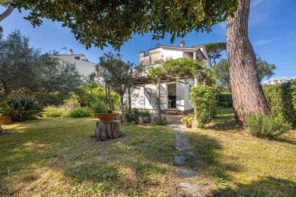 casa indipendente in vendita a Fiumicino in zona Fregene