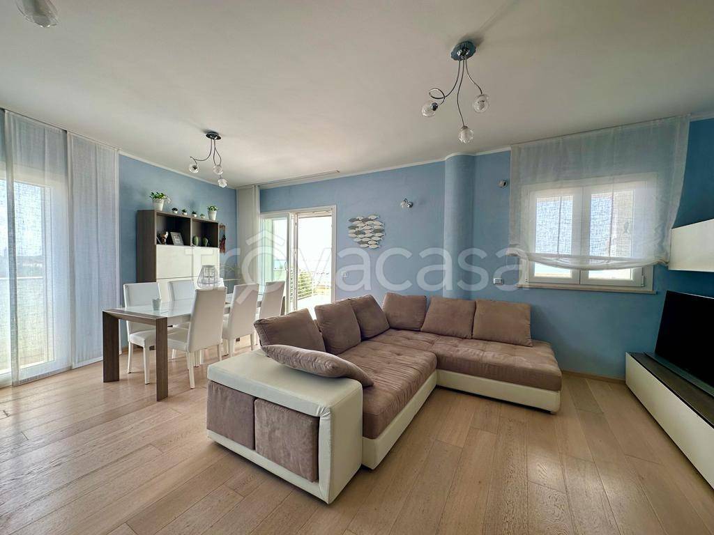 appartamento in vendita a Fiumicino in zona Isola Sacra