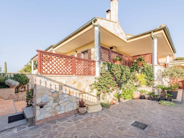 casa indipendente in vendita a Fiumicino in zona Passo Oscuro