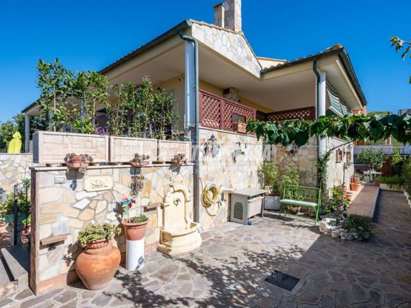 casa indipendente in vendita a Fiumicino in zona Passo Oscuro
