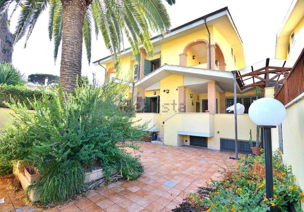 casa indipendente in vendita a Fiumicino in zona Fregene