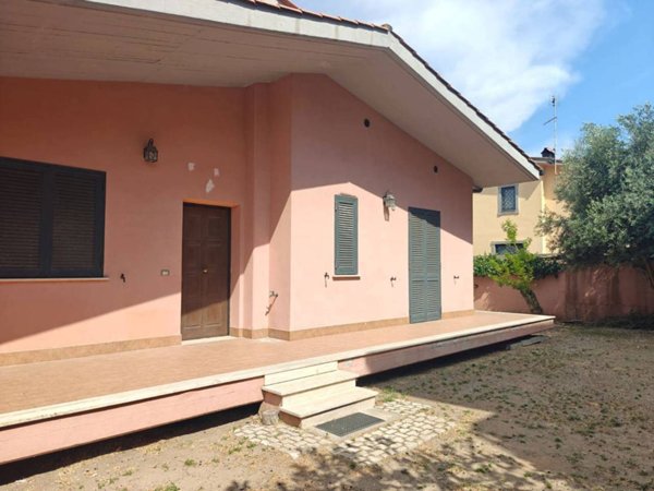 casa indipendente in vendita a Fiumicino in zona Isola Sacra