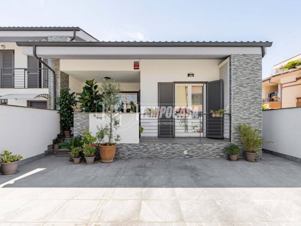 casa indipendente in vendita a Fiumicino in zona Isola Sacra