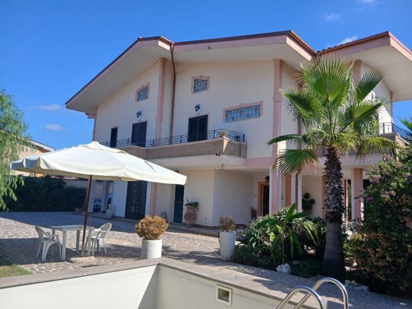 casa indipendente in vendita a Fiumicino in zona Isola Sacra