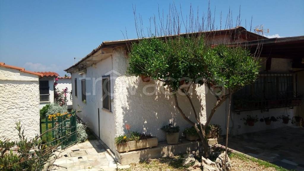 casa indipendente in vendita a Fiumicino in zona Focene