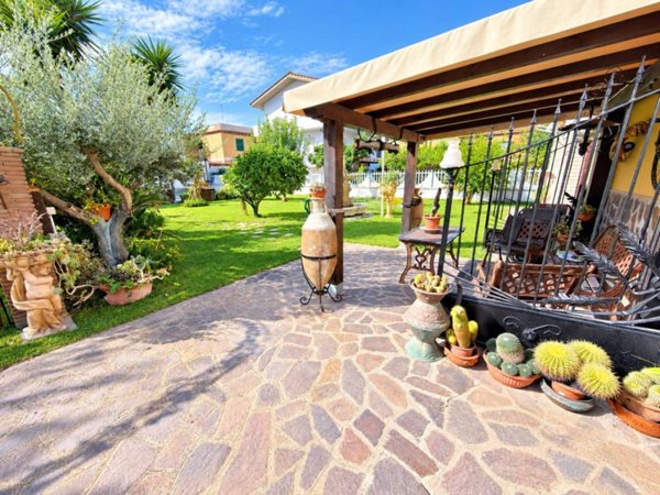 casa indipendente in vendita a Fiumicino in zona Isola Sacra