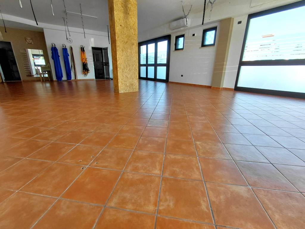 locale commerciale in vendita a Fiumicino in zona Isola Sacra