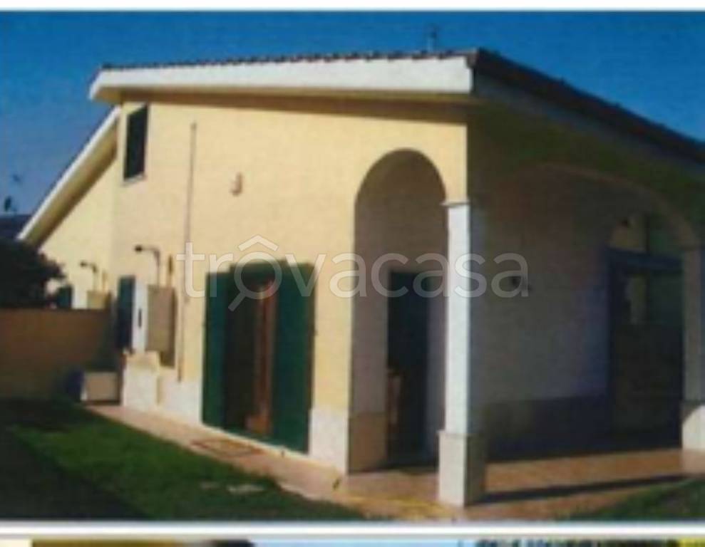 casa indipendente in vendita a Fiumicino in zona Isola Sacra