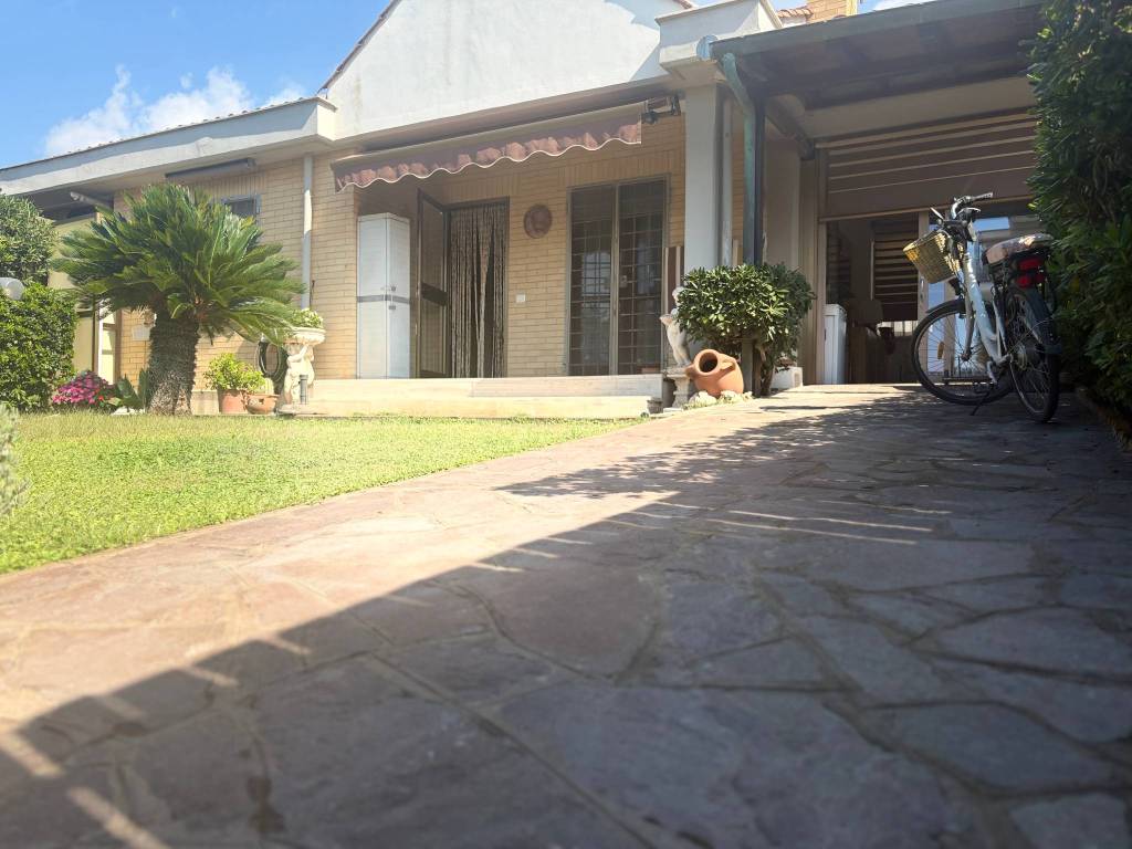 casa indipendente in vendita a Fiumicino in zona Focene
