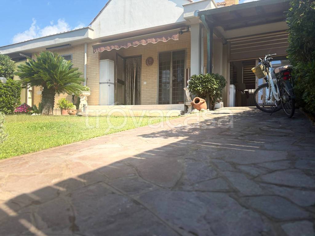 casa indipendente in vendita a Fiumicino in zona Focene