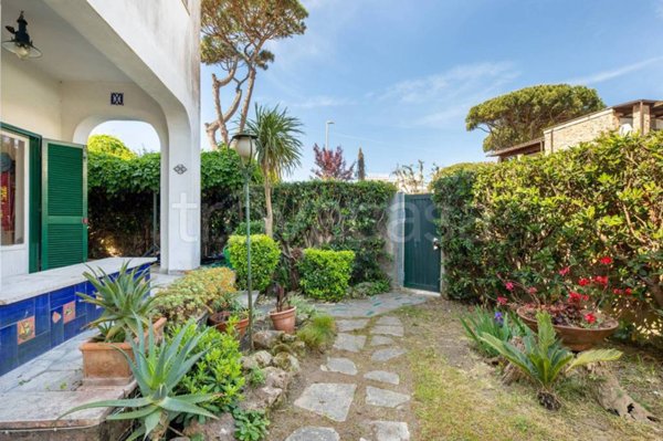casa indipendente in vendita a Fiumicino in zona Fregene