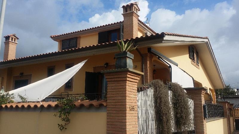 casa indipendente in vendita a Fiumicino in zona Isola Sacra