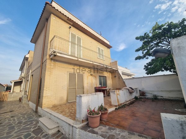 casa indipendente in vendita a Fiumicino in zona Isola Sacra