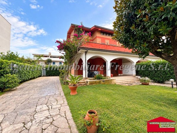casa indipendente in vendita a Fiumicino in zona Fregene