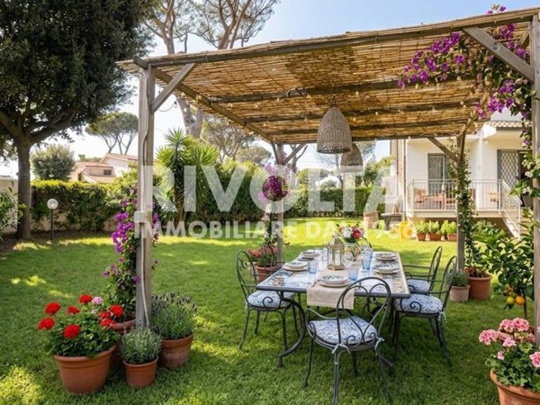casa indipendente in vendita a Fiumicino in zona Fregene