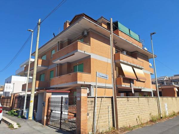 appartamento in vendita a Fiumicino in zona Isola Sacra