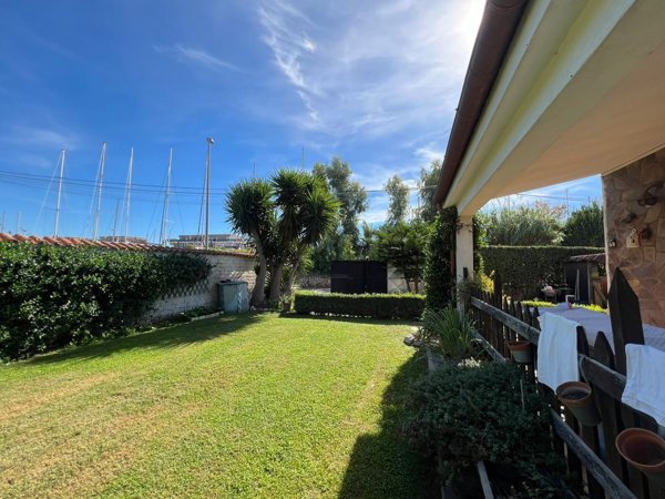 casa indipendente in vendita a Fiumicino in zona Isola Sacra