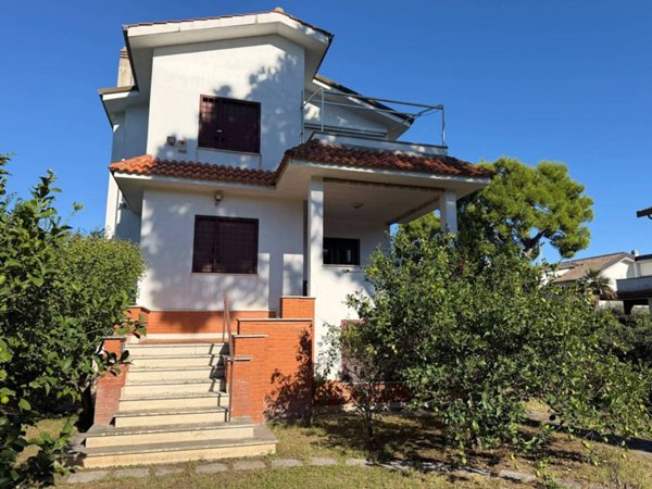 casa indipendente in vendita a Fiumicino in zona Fregene