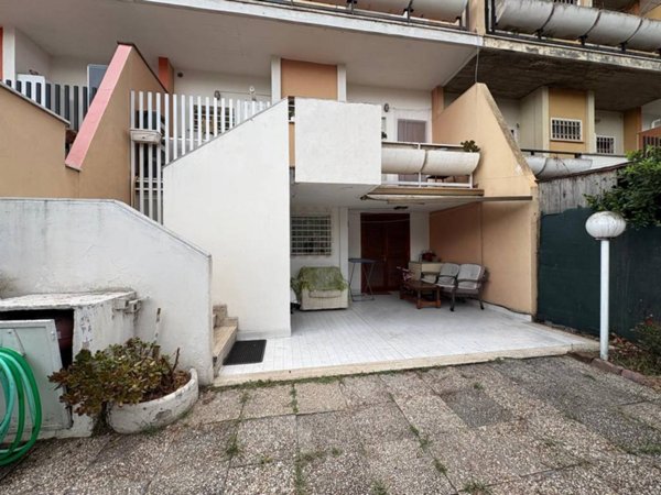 casa indipendente in vendita a Fiumicino in zona Fregene