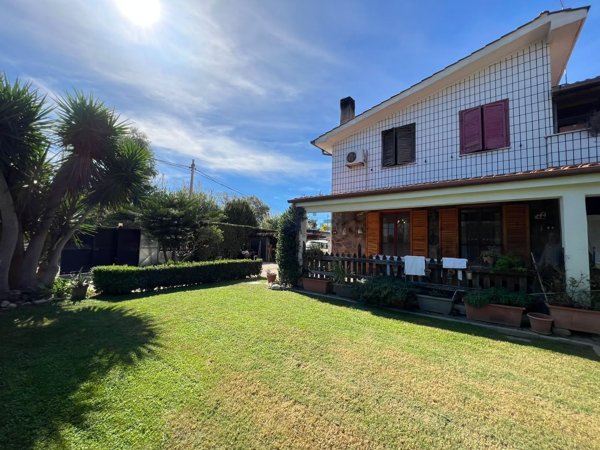 casa indipendente in vendita a Fiumicino in zona Isola Sacra