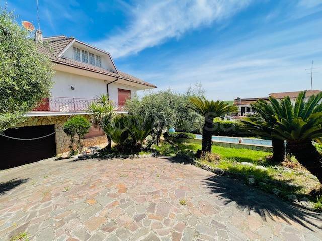 casa indipendente in vendita a Fonte Nuova in zona Santa Lucia