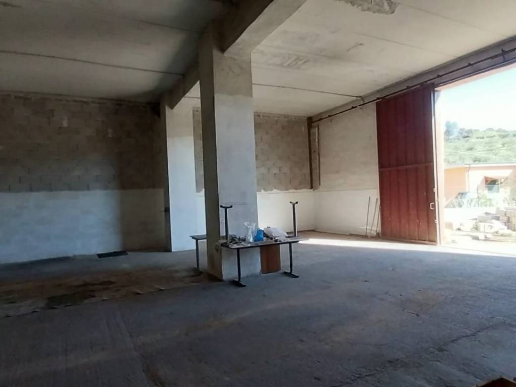 locale commerciale in vendita a Fonte Nuova