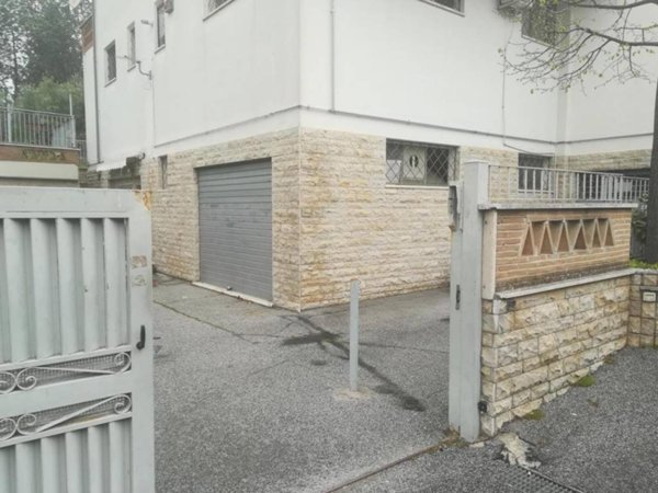 locale commerciale in vendita a Fonte Nuova in zona Torre Lupara