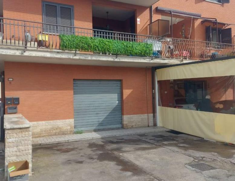 locale commerciale in vendita a Fonte Nuova in zona Santa Lucia