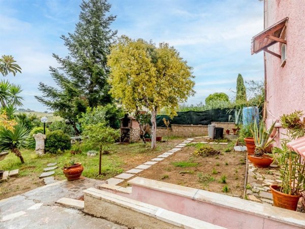 casa indipendente in vendita a Fonte Nuova in zona Torre Lupara