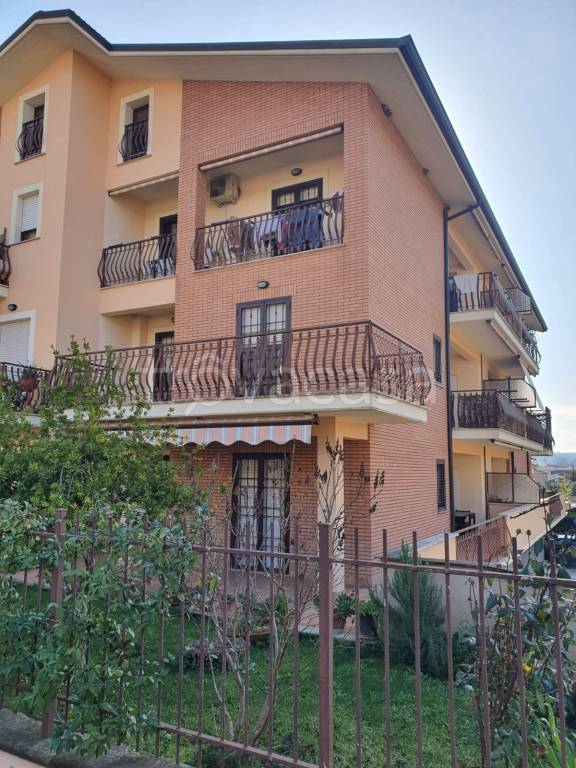 appartamento in vendita a Fonte Nuova in zona Santa Lucia