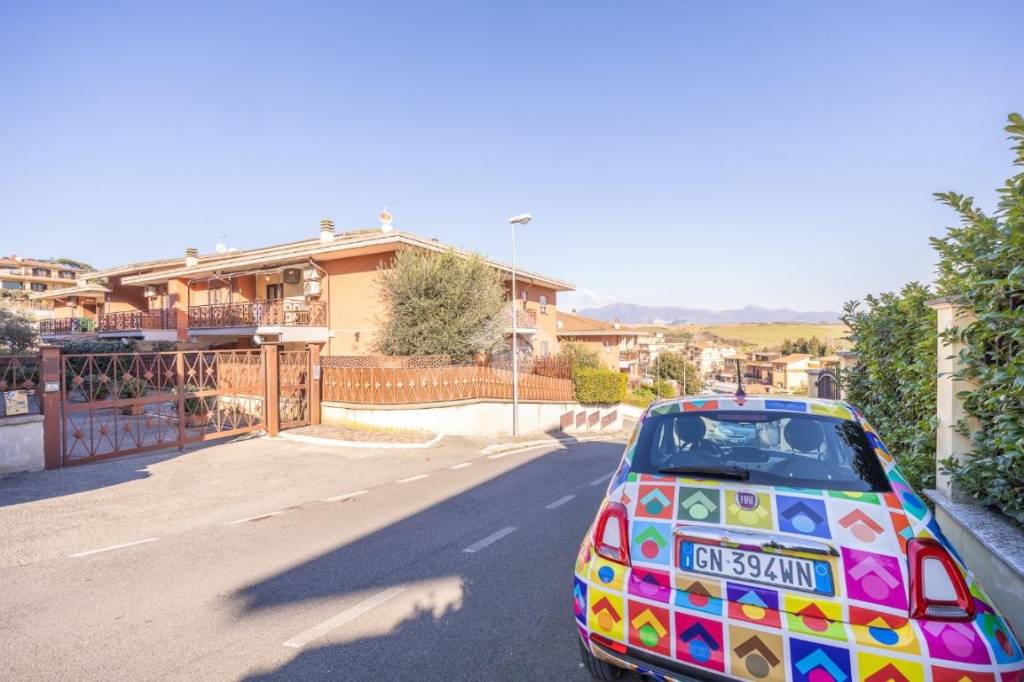 appartamento in vendita a Fonte Nuova in zona Santa Lucia
