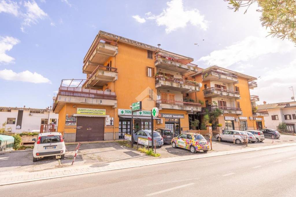 appartamento in vendita a Fonte Nuova in zona Santa Lucia