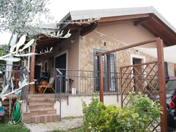 casa indipendente in vendita a Fonte Nuova in zona Santa Lucia