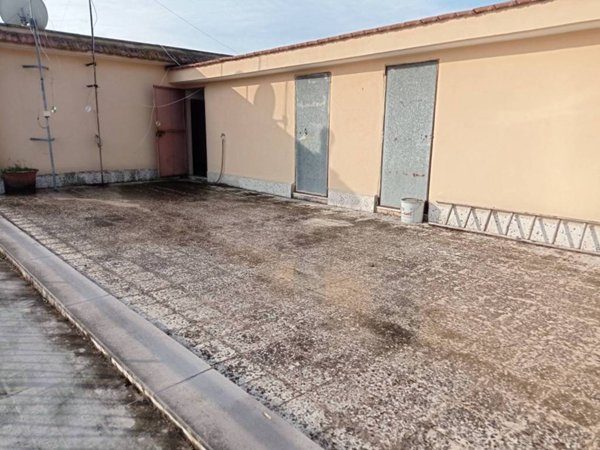 locale commerciale in vendita a Fonte Nuova in zona Santa Lucia