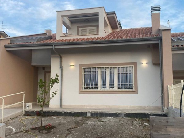 casa indipendente in vendita a Fonte Nuova in zona Torre Lupara