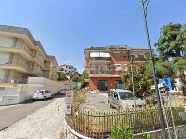 locale commerciale in vendita a Fonte Nuova in zona Santa Lucia