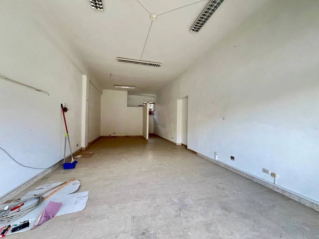 negozio in vendita a Fonte Nuova in zona Santa Lucia