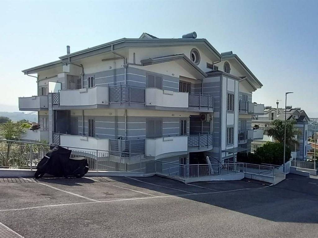 appartamento in vendita a Fonte Nuova in zona Santa Lucia