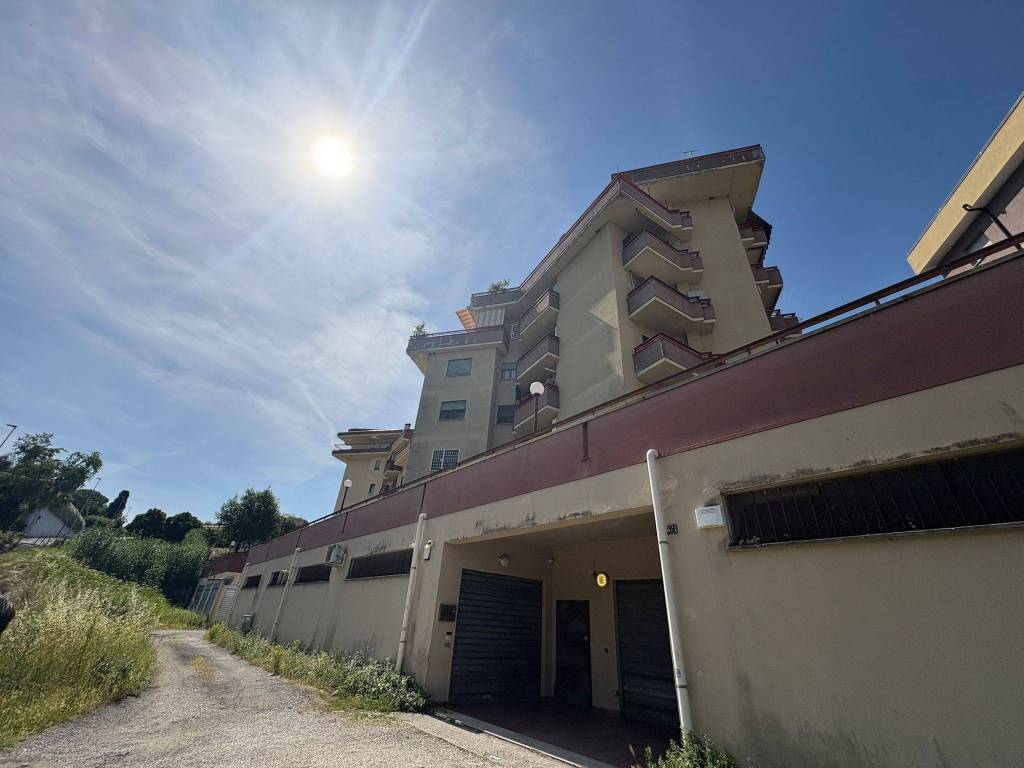 locale commerciale in vendita a Fonte Nuova in zona Torre Lupara