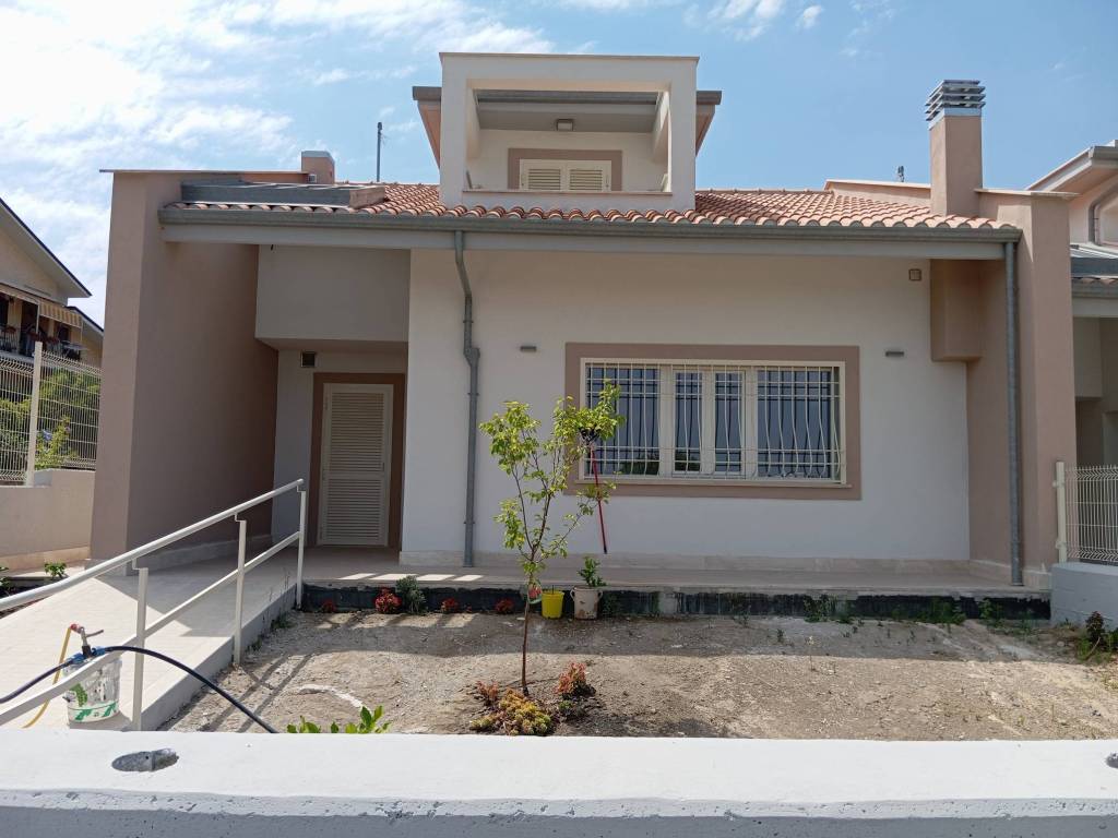 casa indipendente in vendita a Fonte Nuova in zona Torre Lupara