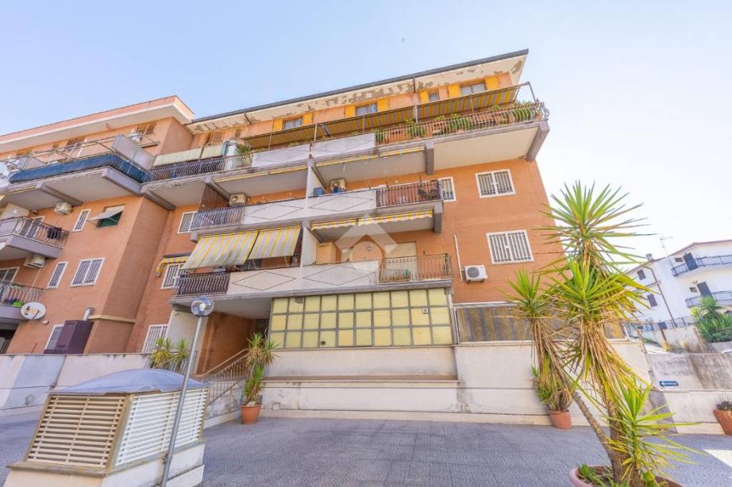 appartamento in vendita a Fonte Nuova in zona Santa Lucia