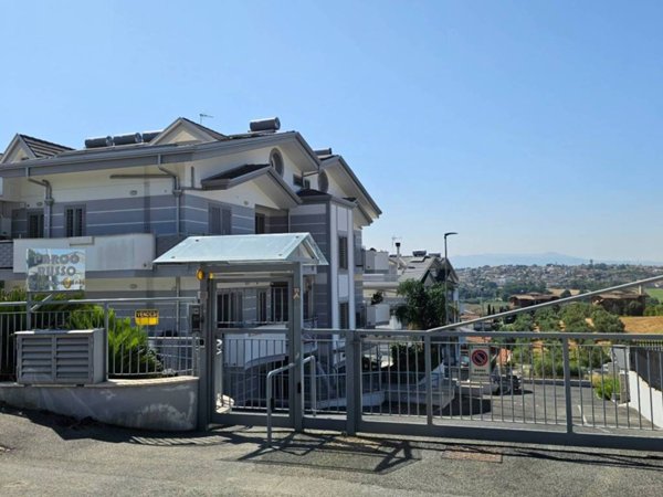appartamento in vendita a Fonte Nuova in zona Santa Lucia