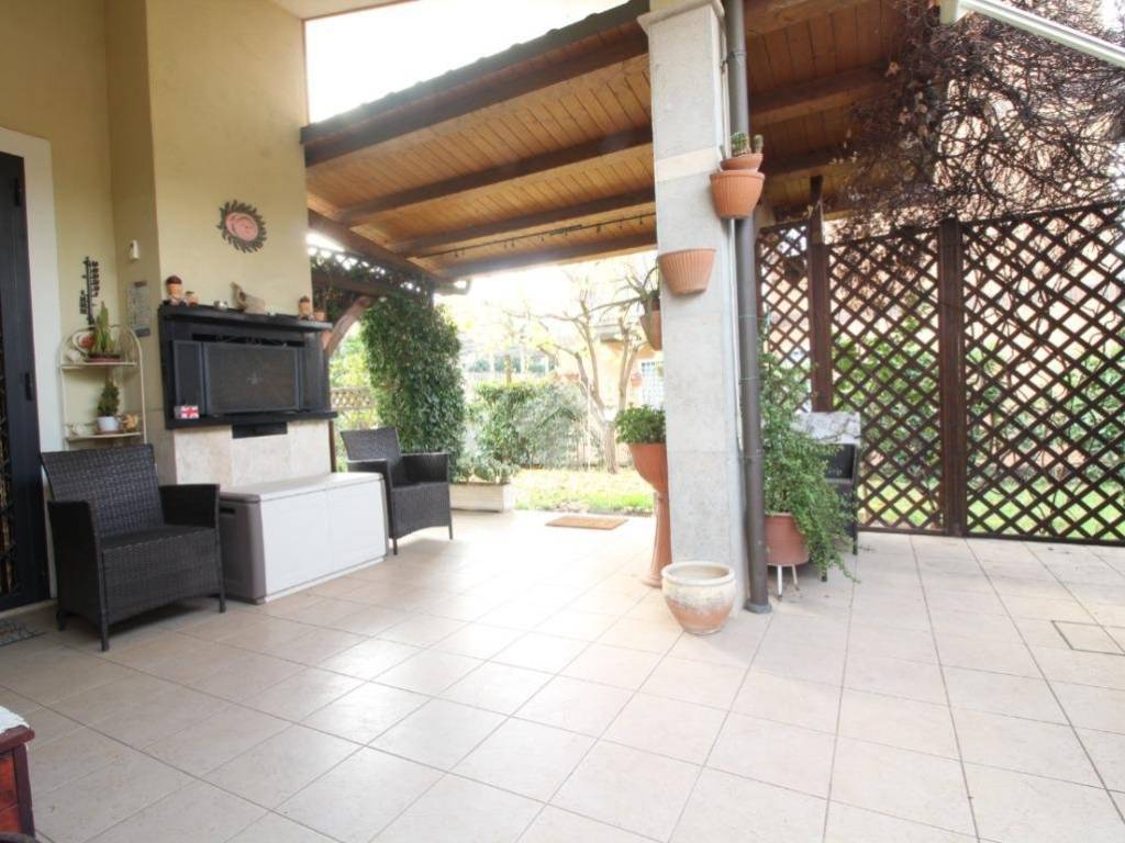 casa indipendente in vendita a Fonte Nuova in zona Torre Lupara