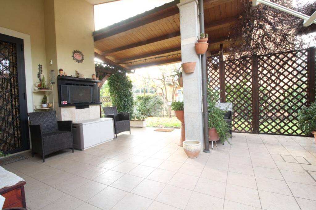 casa indipendente in vendita a Fonte Nuova in zona Torre Lupara